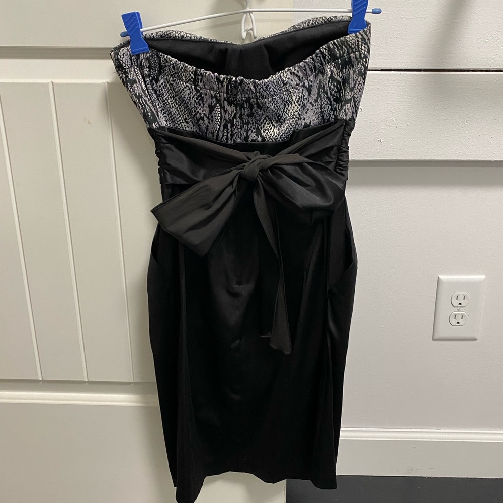Bow in the back, sleeveless dress with pockets!